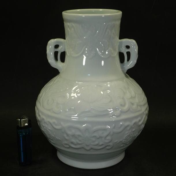 【茶道具　六代　小笠原　長春造　鍋島焼白磁陽刻紋　耳付花瓶（共箱）】