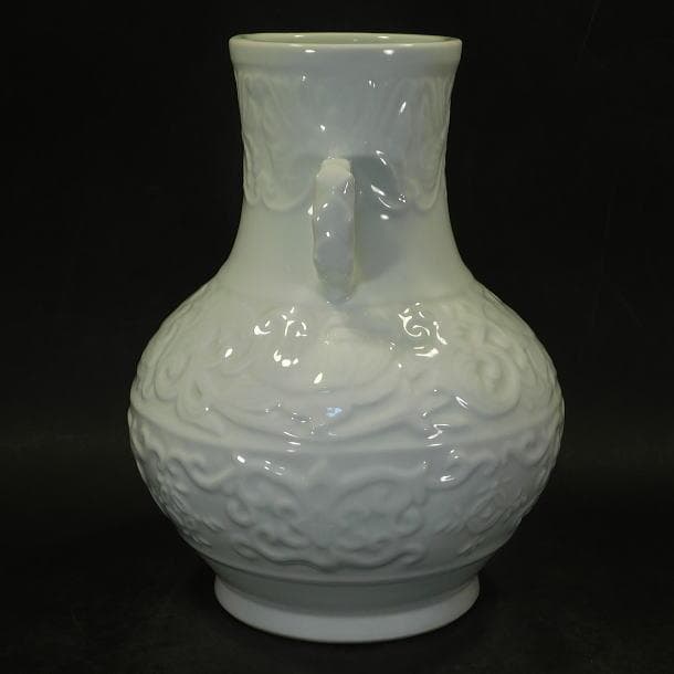 【茶道具　六代　小笠原　長春造　鍋島焼白磁陽刻紋　耳付花瓶（共箱）】