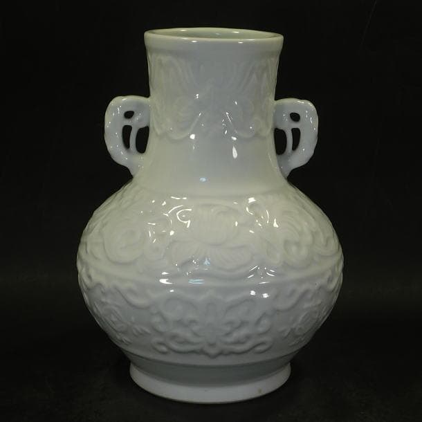 【茶道具　六代　小笠原　長春造　鍋島焼白磁陽刻紋　耳付花瓶（共箱）】