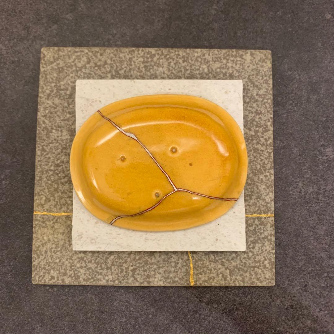 珉平焼 黄釉浮彫龍紋小判皿　銀継ぎ(朱化粧)