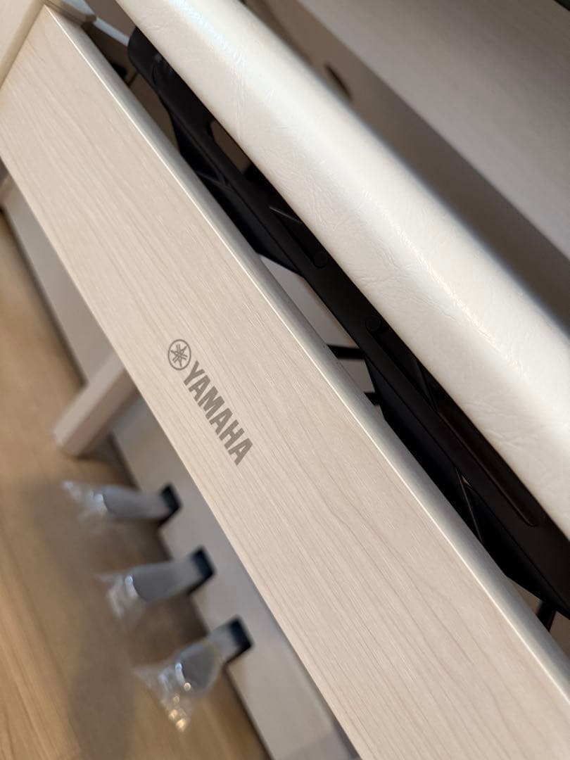 ほぼ未使用YAMAHA 2024年8月発売 ホワイト 電子ピアノ 椅子付き