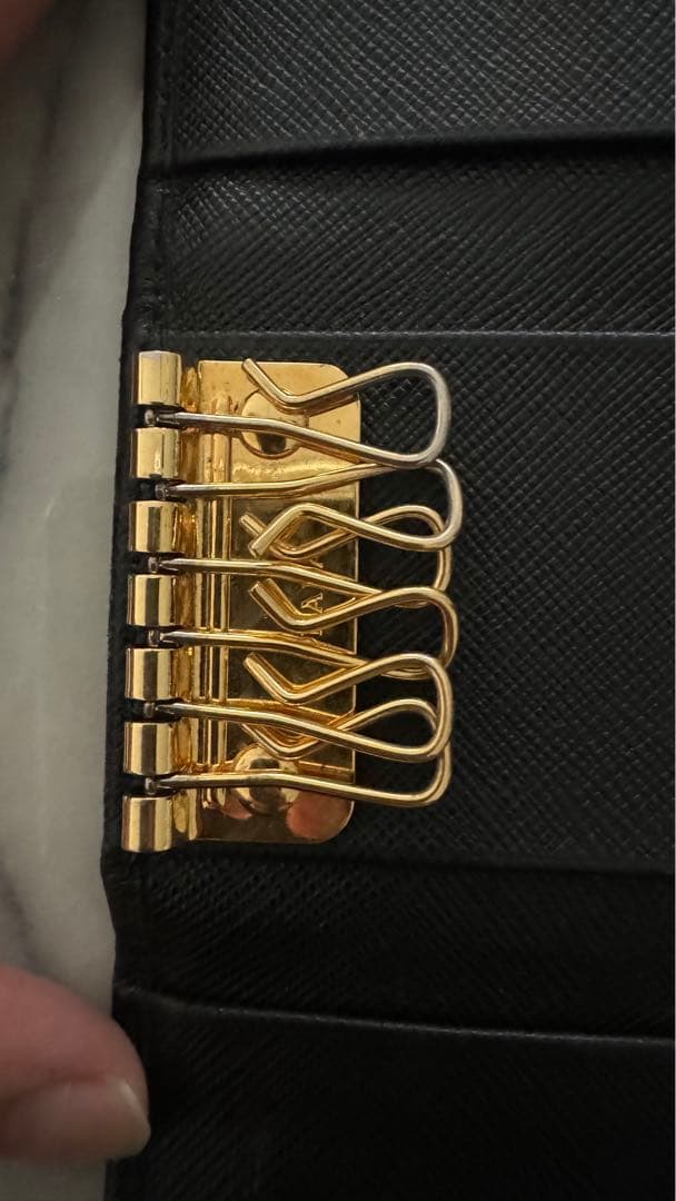 【値引き】PRADA ブラック　サフィアーノ　6連キーケース　三角プレート