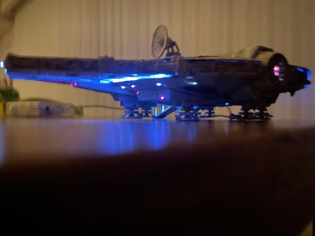 ミレニアム・ファルコン 1/144 LEDライト付き