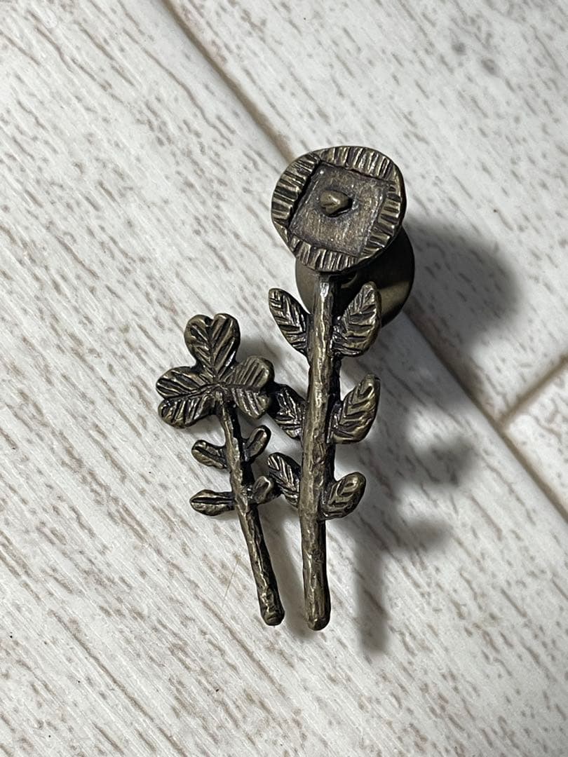 ミナペルホネンletter of flowerアンティーク風ブローチ ピンバッジ