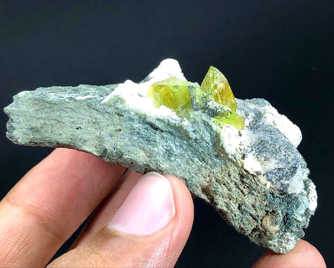 マトリックス上の天然グリーンスフェーンチタン石標本。