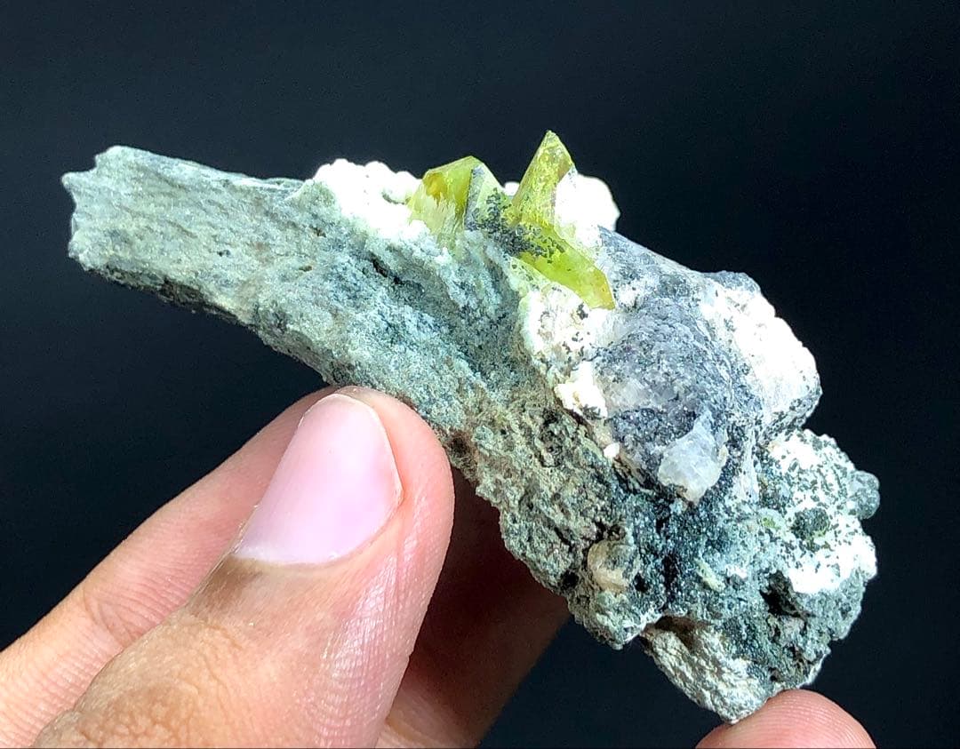 マトリックス上の天然グリーンスフェーンチタン石標本。