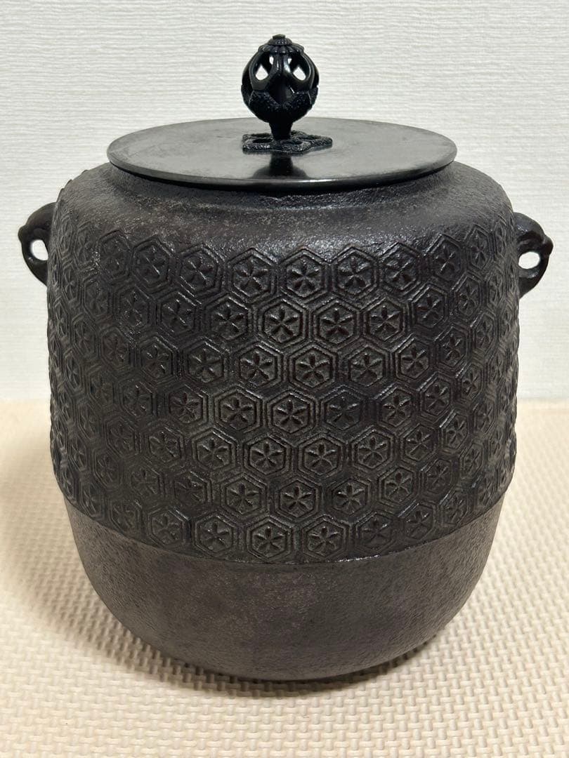 鉄製茶釜　菊池政光　亀甲地紋