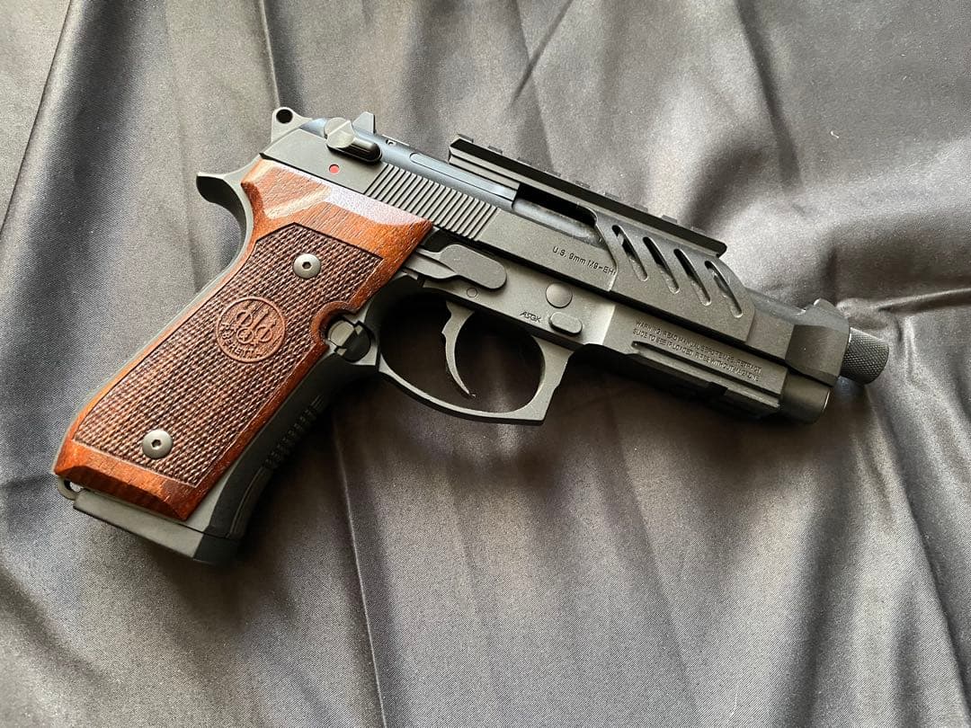 東京マルイ 電動ハンドガン M9A1 木製グリップ＆バッテリー＆充電器