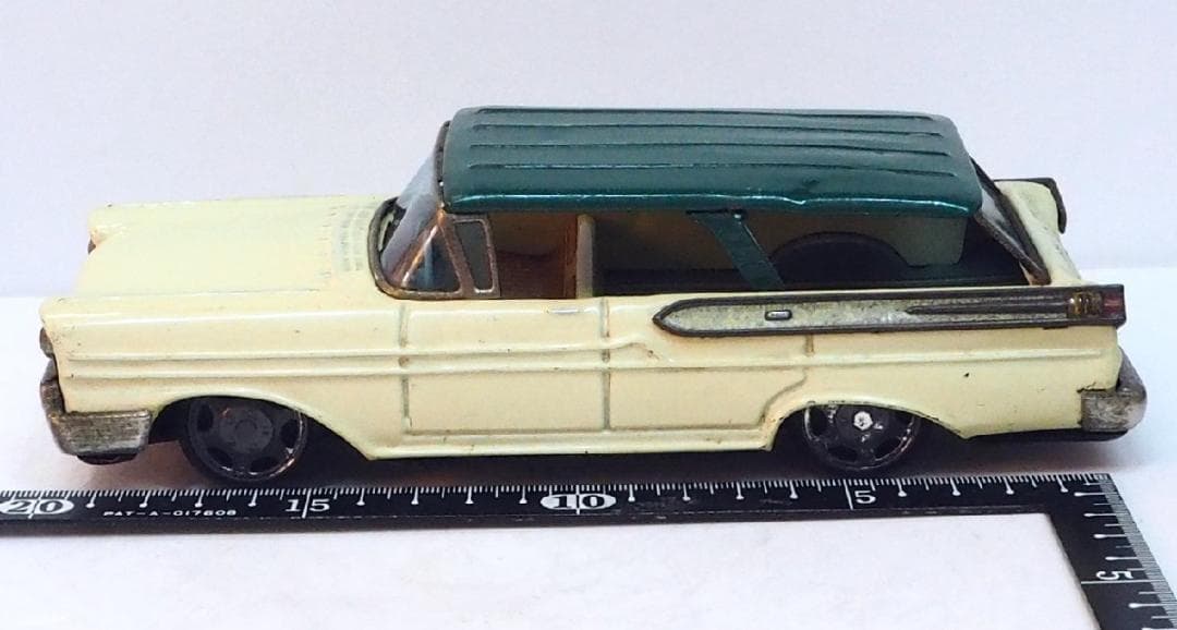 萬代屋  マーキュリー ワゴン白アイボリー右後輪欠tinブリキtoy car箱無