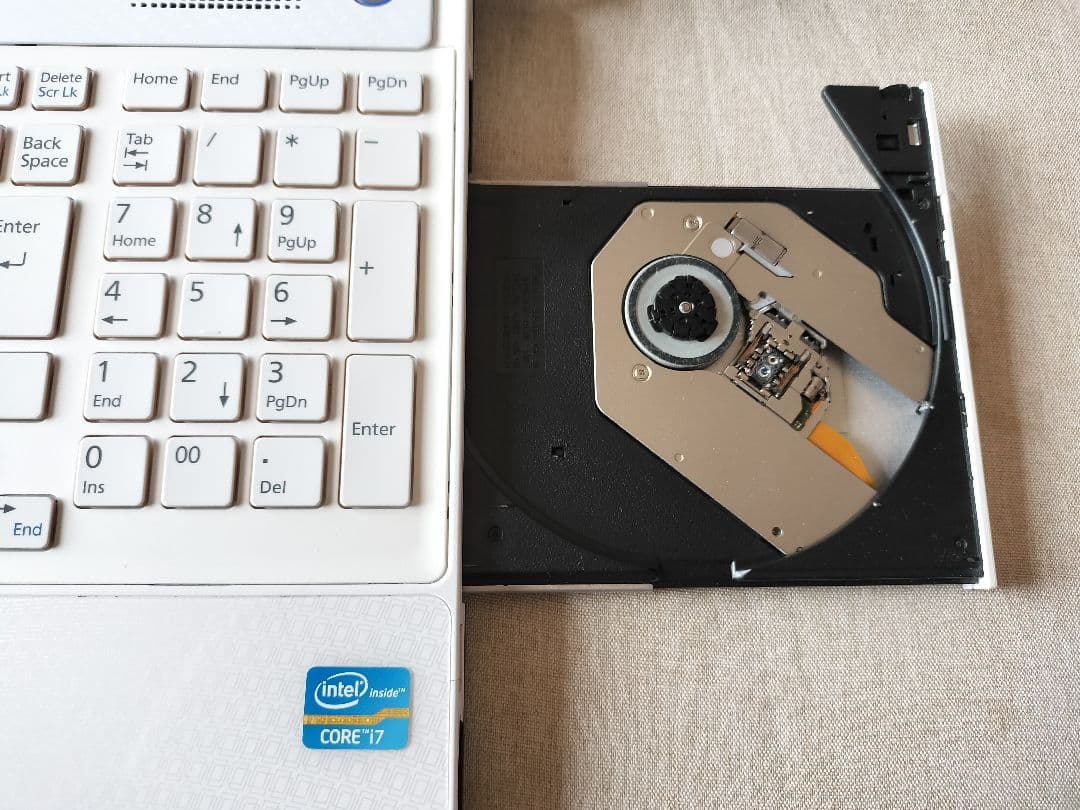 富士通 LIFEBOOK 15.6インチ ホワイトノートPC