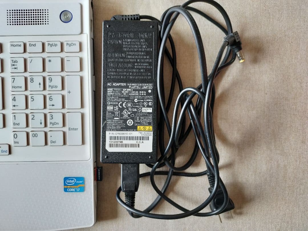 富士通 LIFEBOOK 15.6インチ ホワイトノートPC