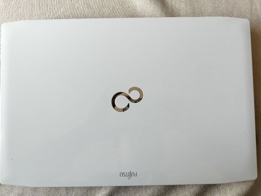 富士通 LIFEBOOK 15.6インチ ホワイトノートPC