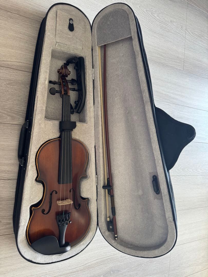 Pretorio バイオリン本体と弓、ハードケースと肩当て付き　1/2サイズ