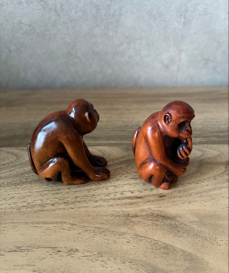 木製猿の根付け　2体　座銘あり