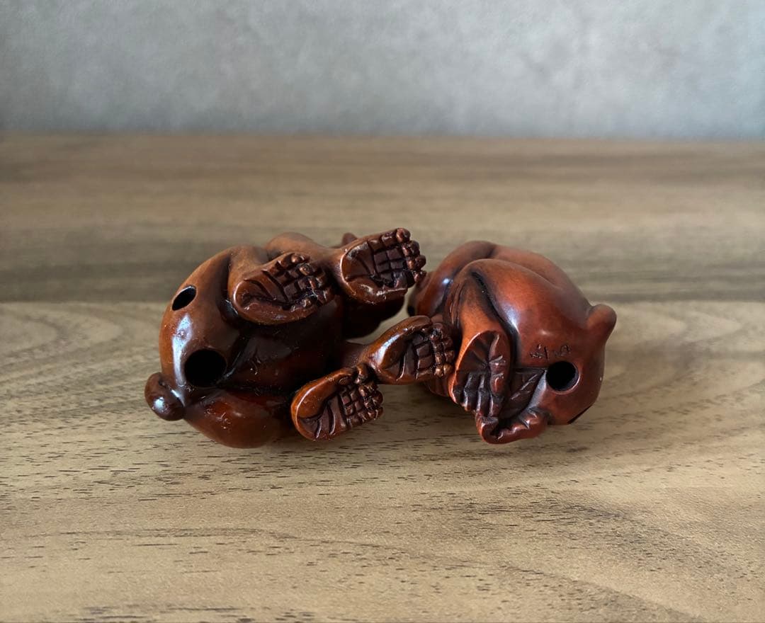 木製猿の根付け　2体　座銘あり