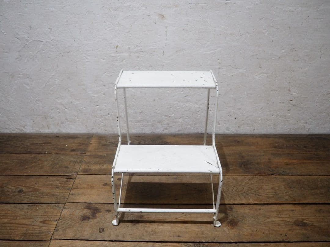 1137 ヴィンテージ　古い鉄の踏み台　ステップ　飾り棚　レトロ　アイアン　階段