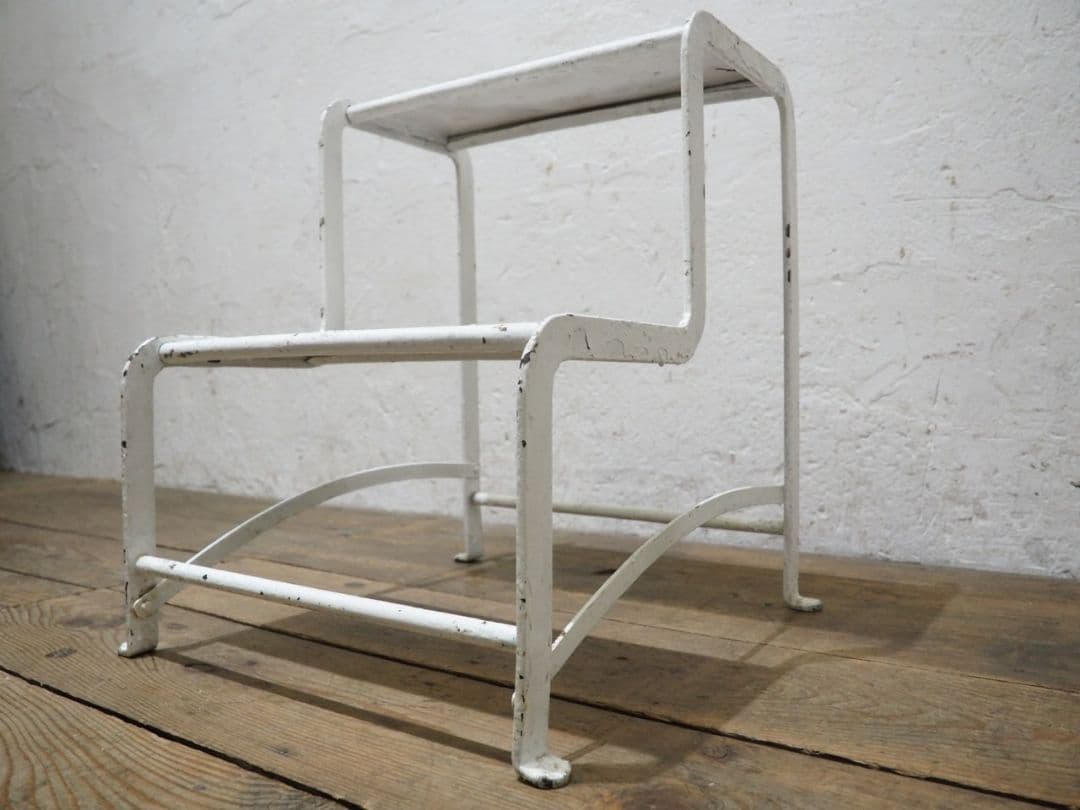 1137 ヴィンテージ　古い鉄の踏み台　ステップ　飾り棚　レトロ　アイアン　階段