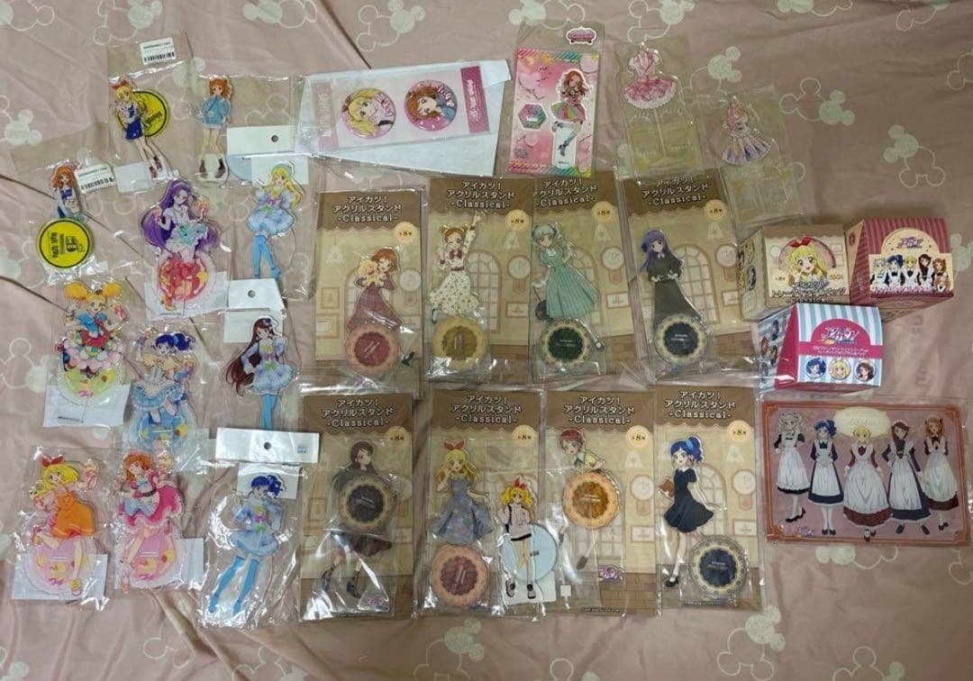 アイカツ　アクリルスタンド　缶バッジ