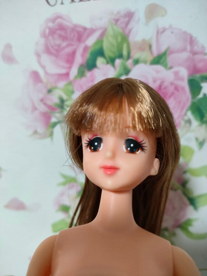 茶髪　赤いアイシャドウのジェニーちゃん　着物ジェニー？　リカちゃん