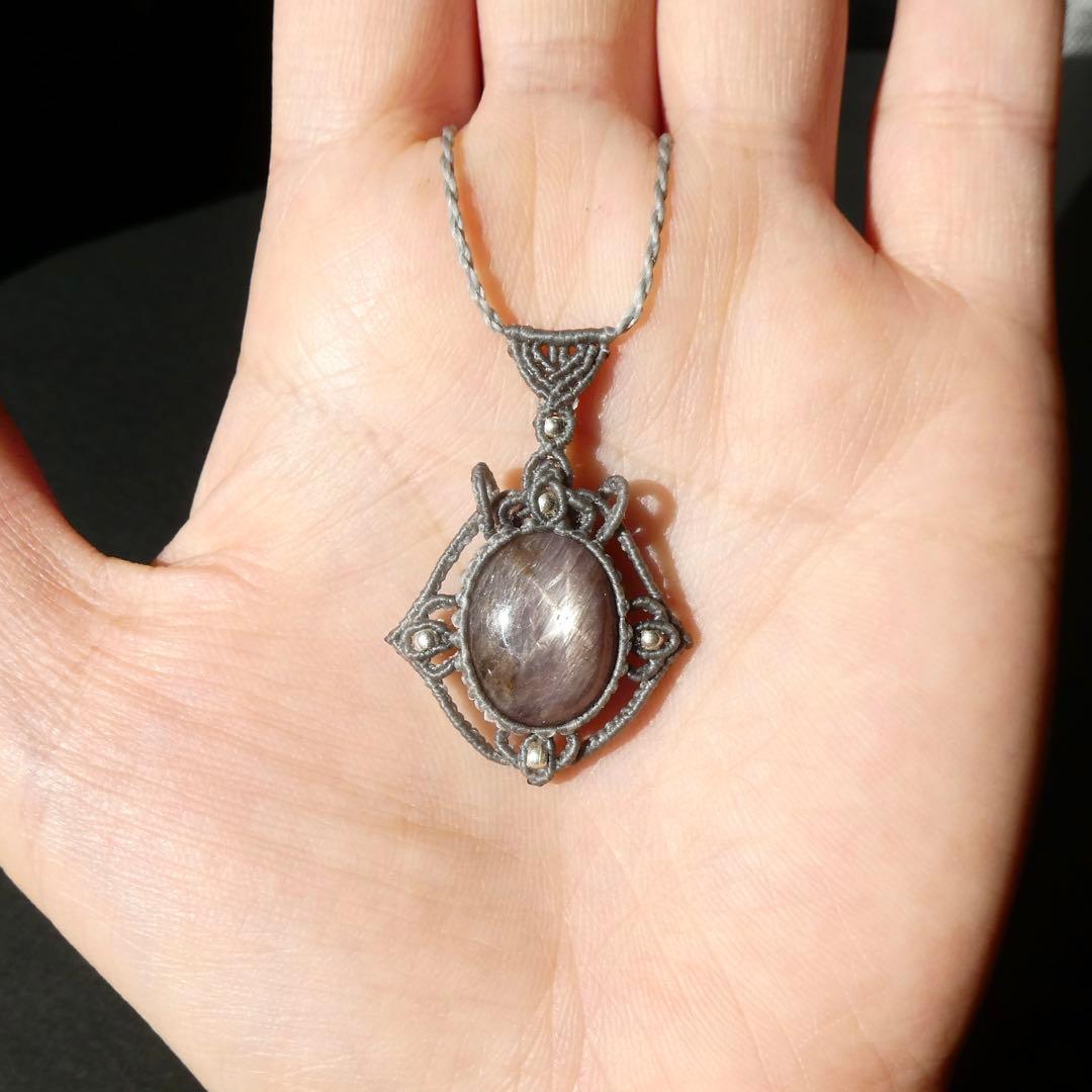 スタールビーのマクラメネックレス