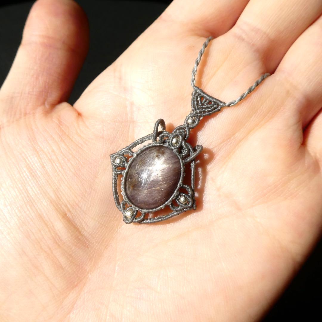 スタールビーのマクラメネックレス