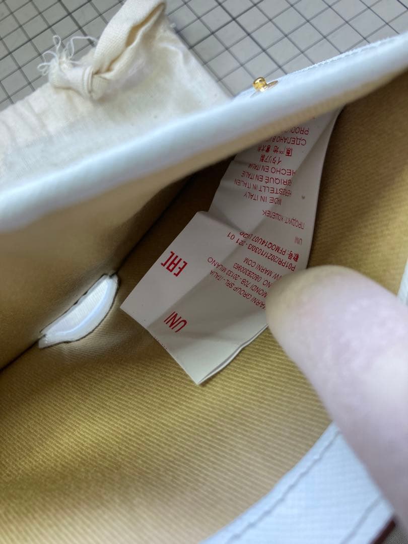 MARNI ホワイト 二つ折り財布箱付き