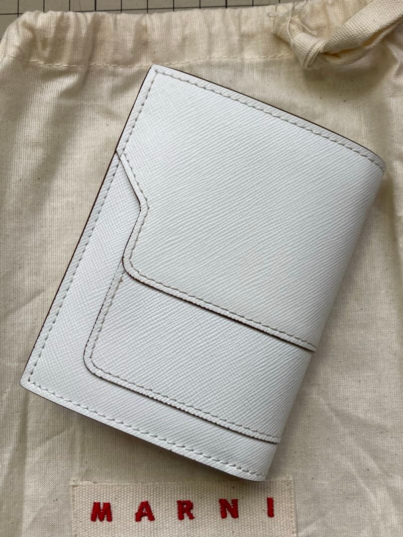MARNI ホワイト 二つ折り財布箱付き