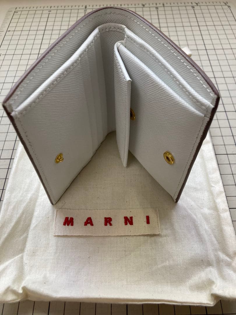 MARNI ホワイト 二つ折り財布箱付き