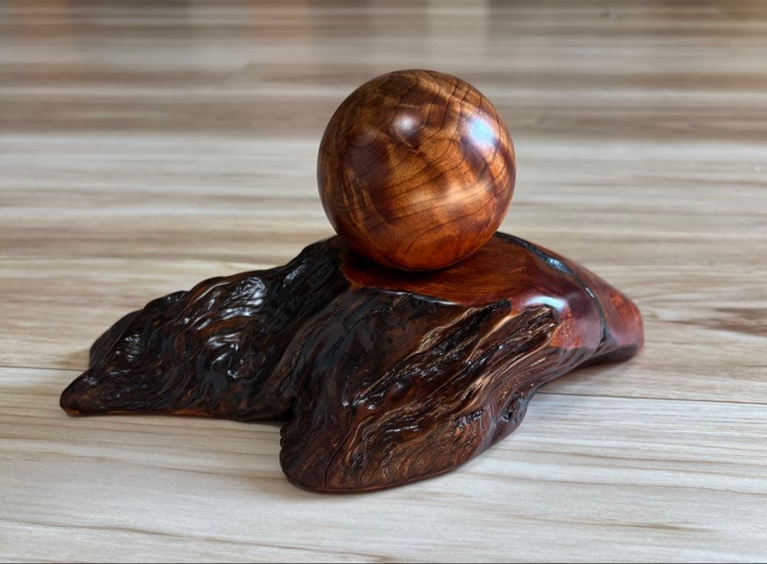 屋久杉 最高級虎杢　如意宝珠 （ 台座付 ）
