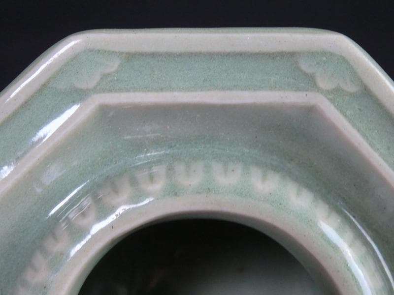 三田青磁　陽刻　壺型　八角　盃台　E251AS-CGp