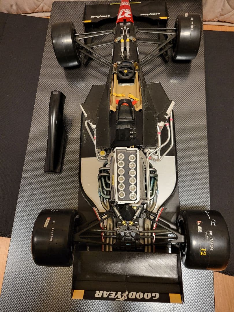 ロッソ 1/8スケール フェラーリ643　ミニチャンプス1/18　アイルトンセナ