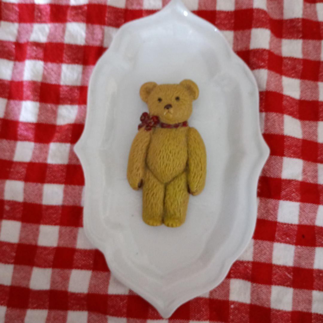 クマ型ブローチ 赤いリボン　ウィークエンズ