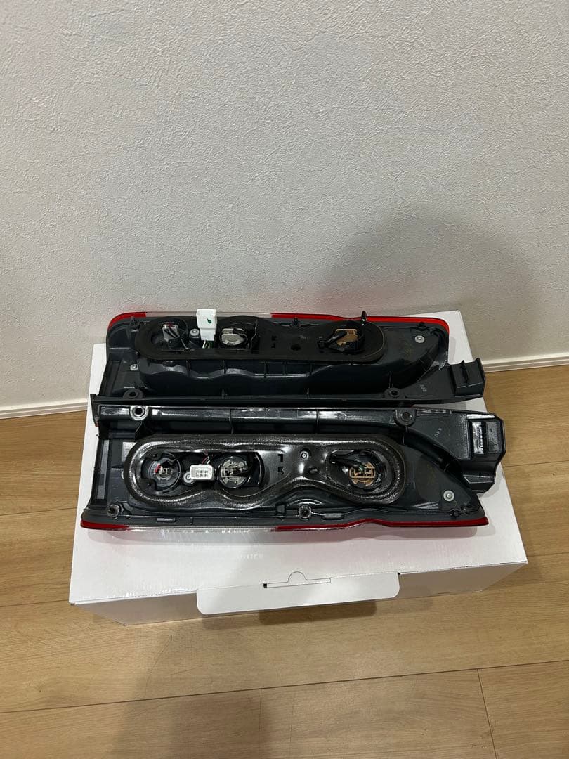 ハイエース　テールランプ　純正　8型　ダークプライム2 テールライト