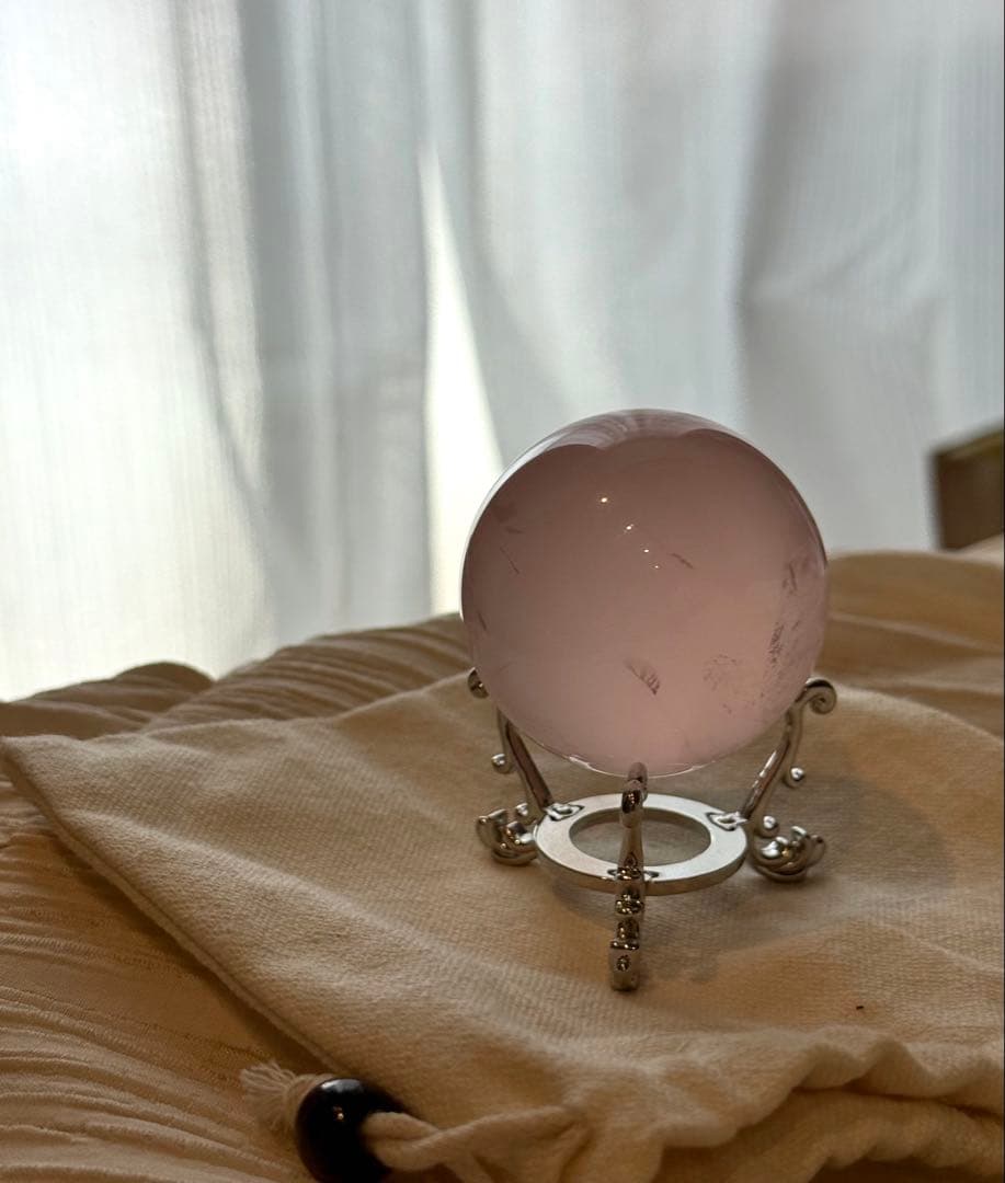 高品質水晶ボール　ローズクォーツ丸玉　約4.5cm 台座付き