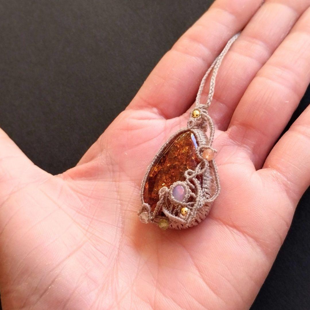 アンバー＆オパールのマクラメ編みネックレス　ペンダント　天然石