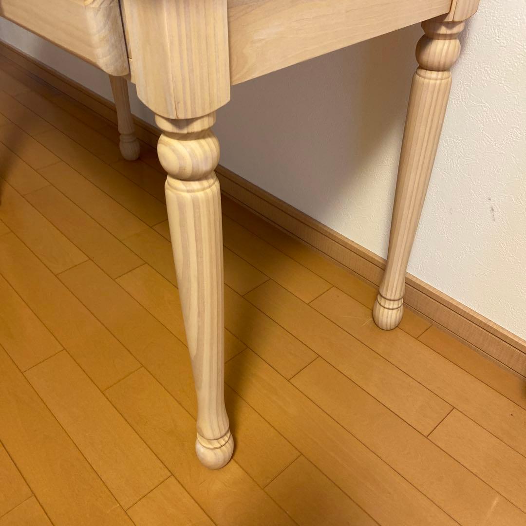 白い木目調の可愛い机