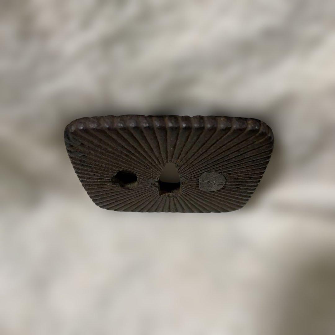 B-15 鍔 つば　武具　刀装具　鉄製　アンティーク　美術品　工芸品　木箱付き