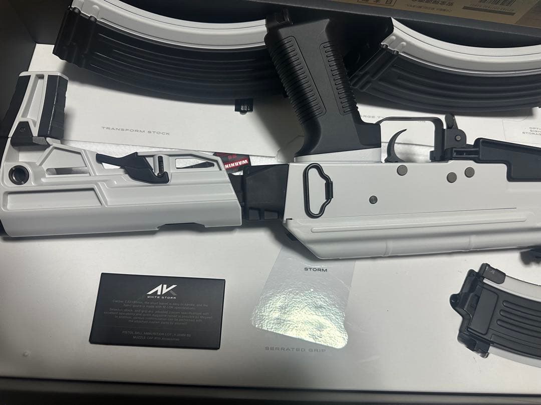 東京マルイ　AKホワイトストーム　次世代電動ガン　マガジン4本