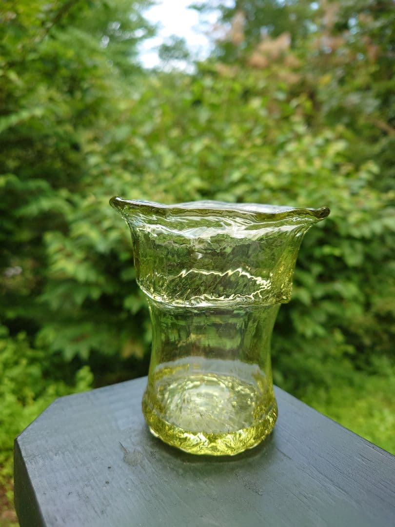 野田収　個展作品　手びねりのグラス(Ａ）新島硝子　コーガ石　自然の緑色