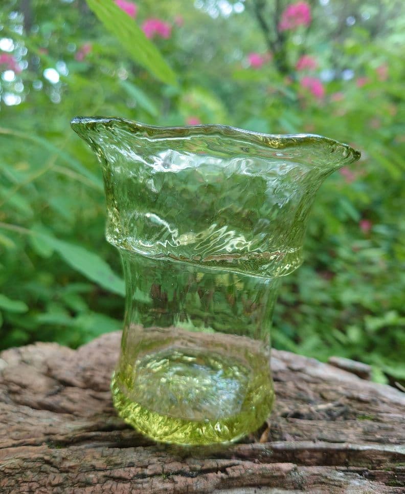 野田収　個展作品　手びねりのグラス(Ａ）新島硝子　コーガ石　自然の緑色