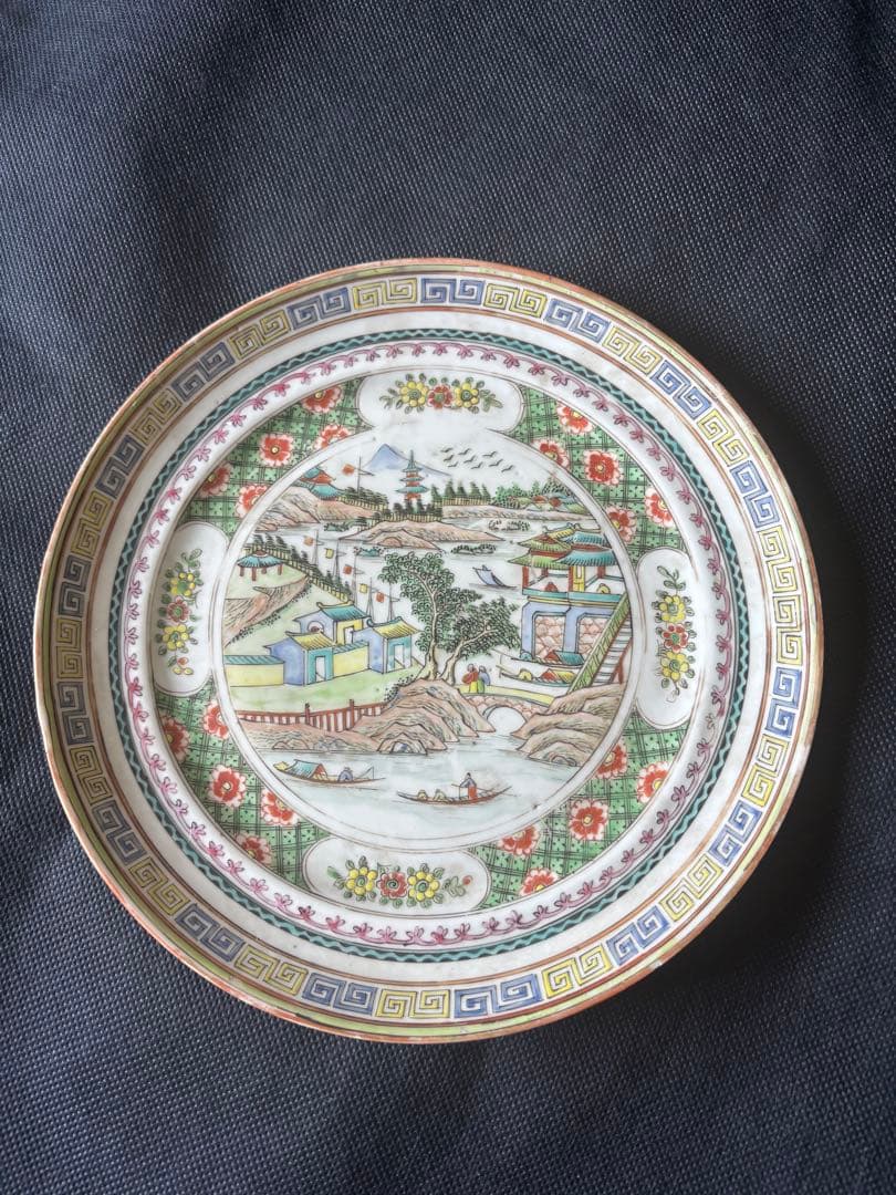 中国古美術品　清の時代　粉彩山水風景中皿　21.5cm