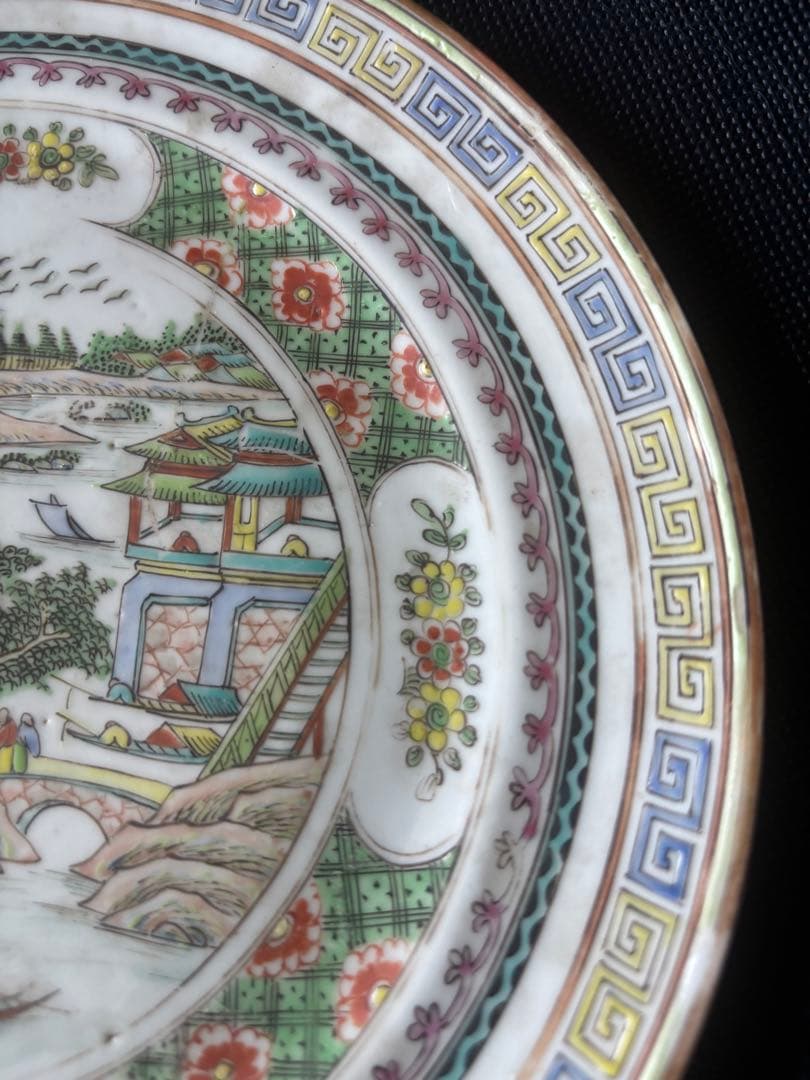 中国古美術品　清の時代　粉彩山水風景中皿　21.5cm