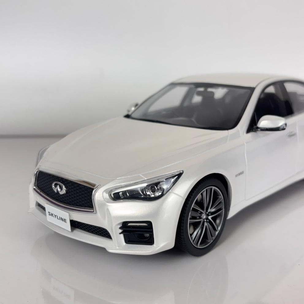 京商 1/18 日産 スカイライン 350GT Hybrid KSR18005W