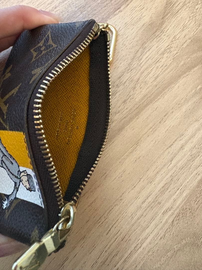 Louis Vuitton ケース ヴィヴィエンヌ限定イラスト付き