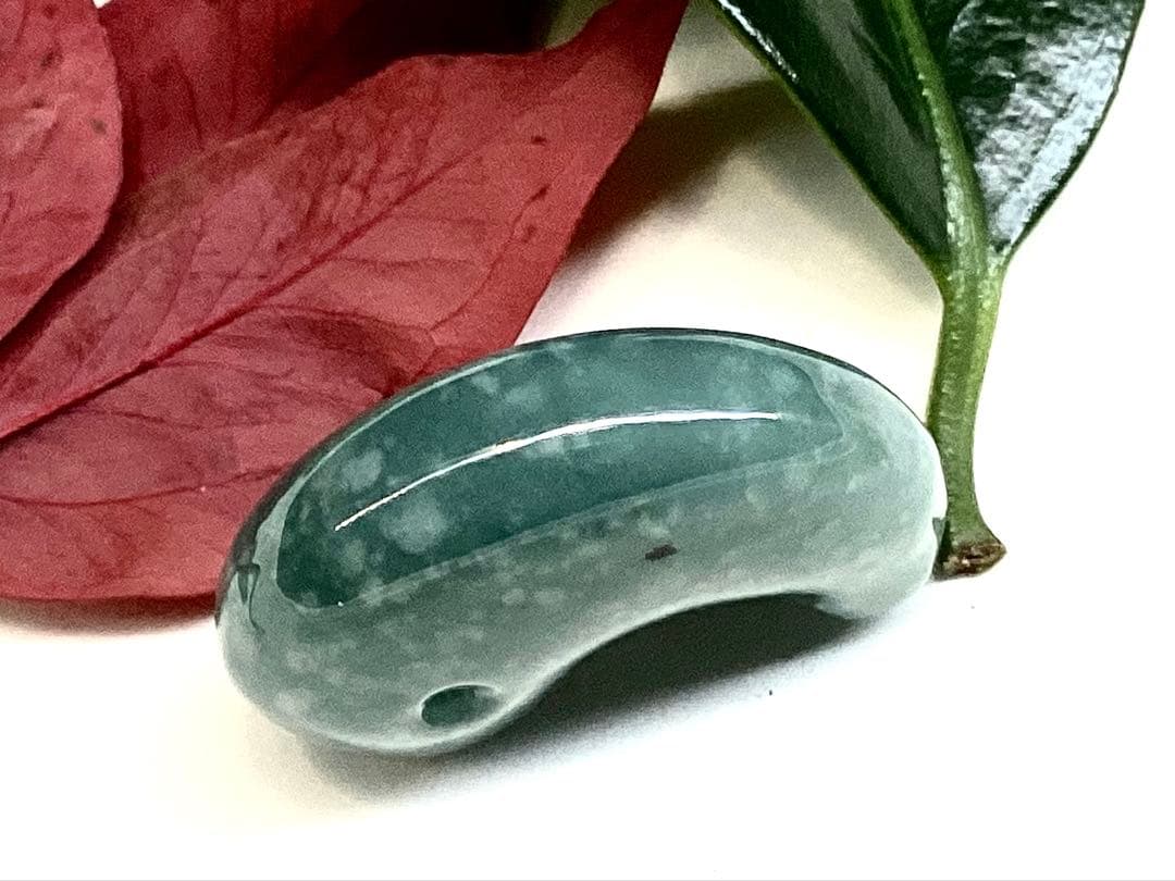 ✳ premiumシリーズ天然翡翠 雪輪文様*再結晶線入り　限定品　一流の勾玉を