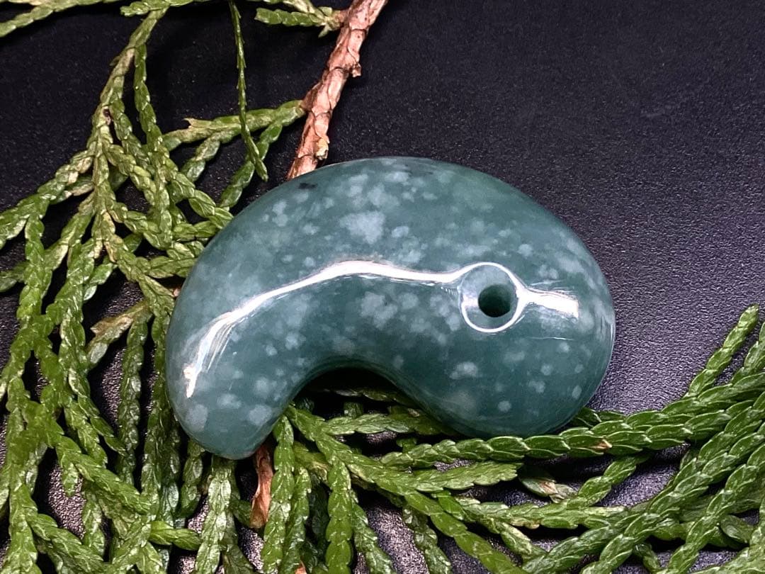 ✳ premiumシリーズ天然翡翠 雪輪文様*再結晶線入り　限定品　一流の勾玉を