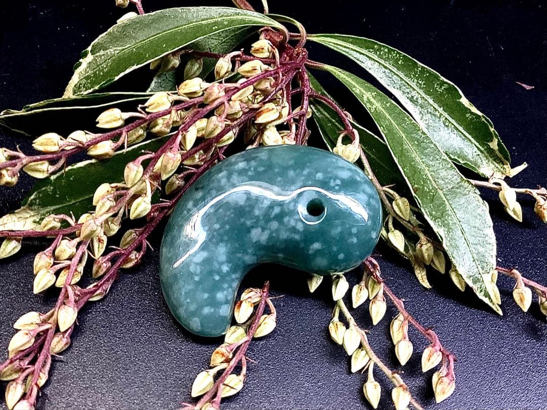 ✳ premiumシリーズ天然翡翠 雪輪文様*再結晶線入り　限定品　一流の勾玉を