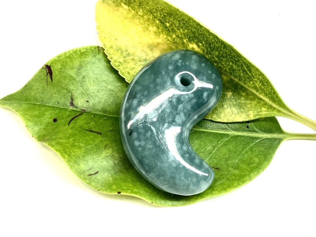 ✳ premiumシリーズ天然翡翠 雪輪文様*再結晶線入り　限定品　一流の勾玉を