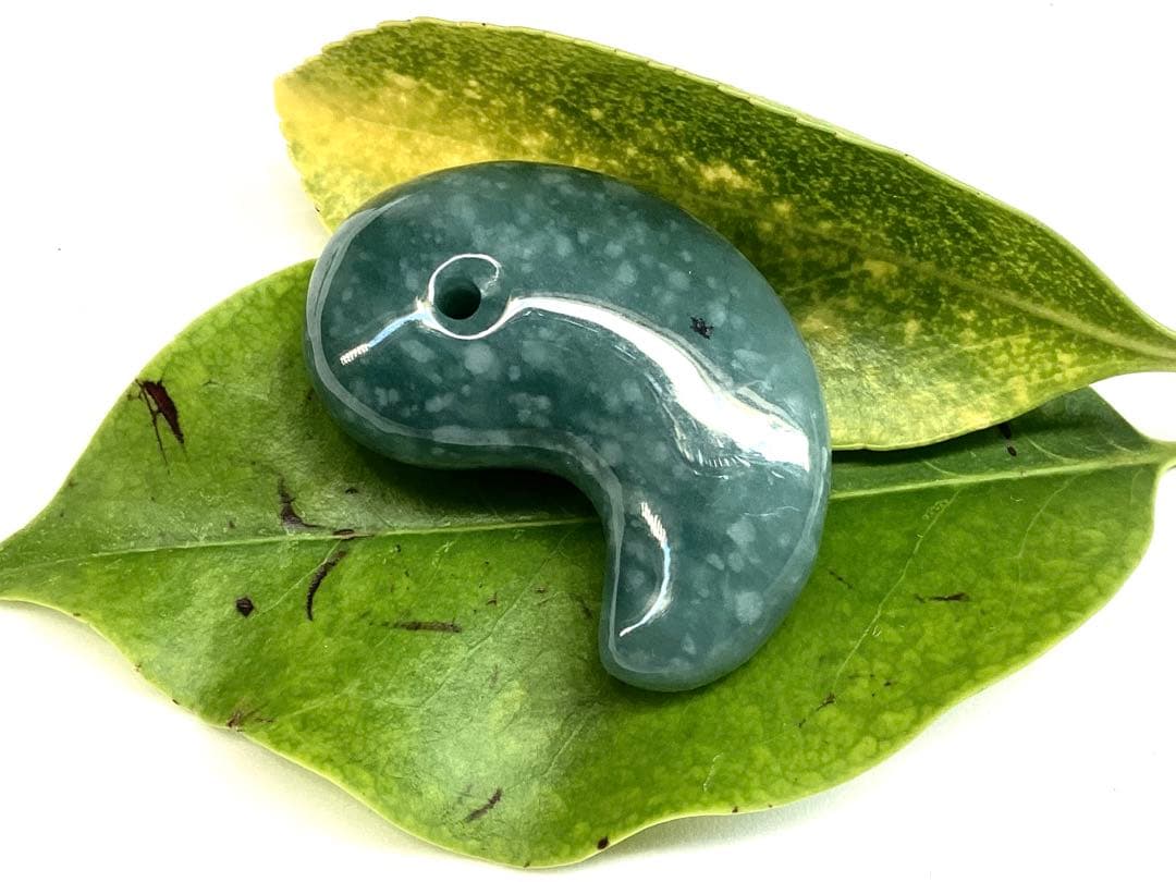 ✳ premiumシリーズ天然翡翠 雪輪文様*再結晶線入り　限定品　一流の勾玉を