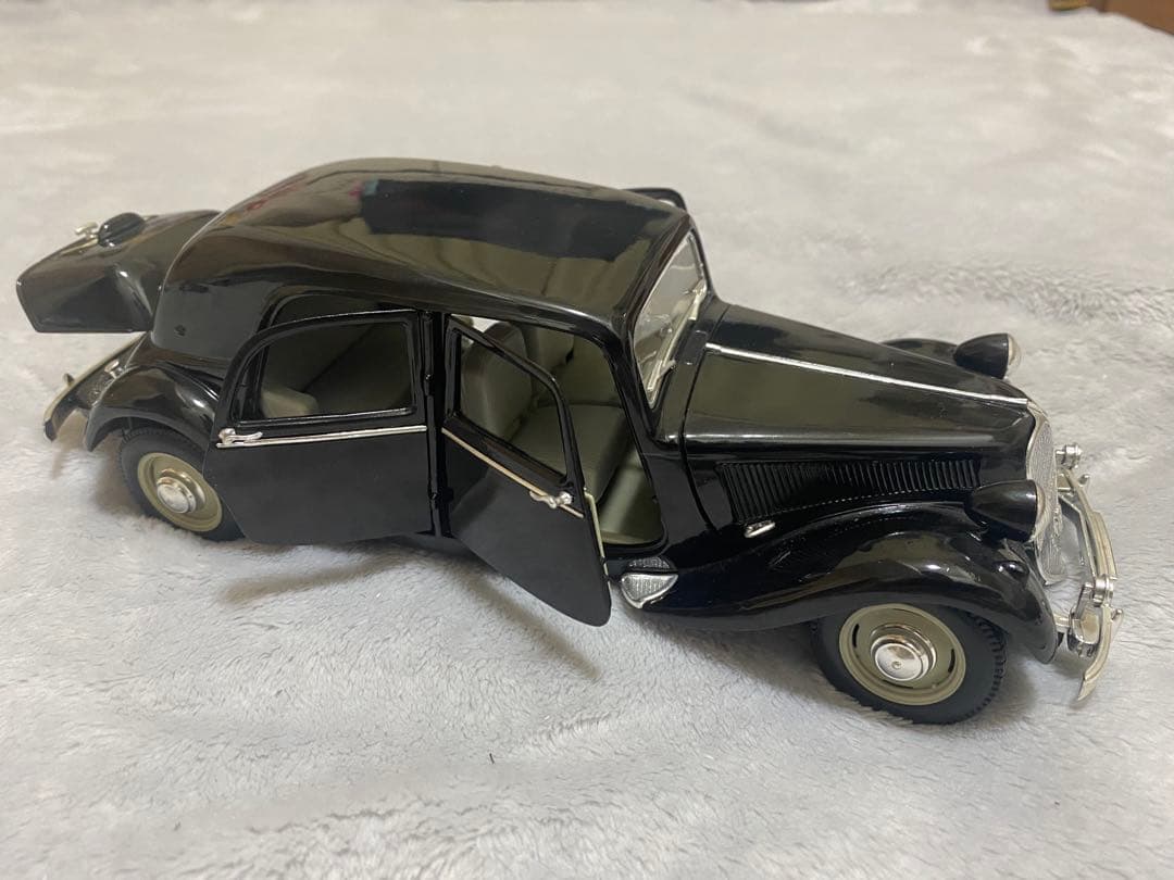 ミニカー Maisto CITROEN 15CV 6 Cyl (1952) 1/18